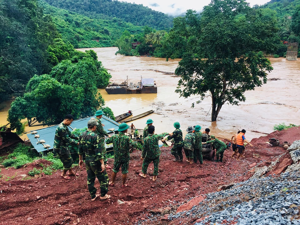 Giúp dân khắc phục hậu quả mưa lũ 